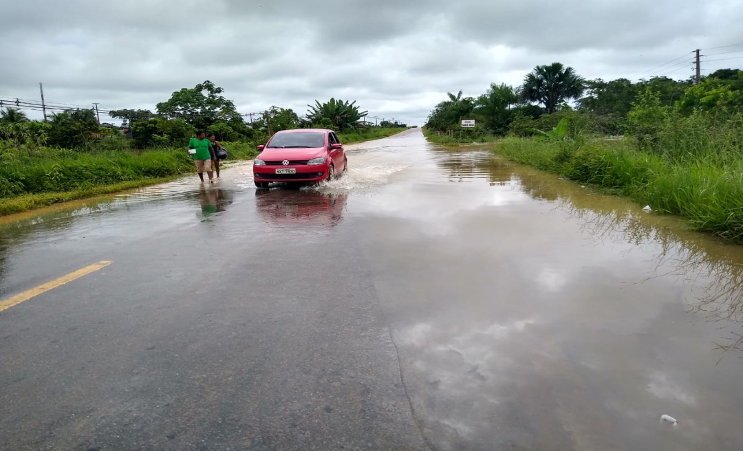 Trecho da BR-364, próximo de Sena Madureira, é encoberto pelas águas do rio Iaco